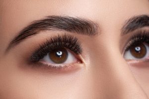 عملية زراعة الرموش