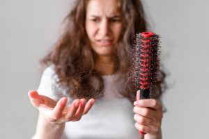 ما هي أسباب تساقط الشعر وطرق العلاج؟